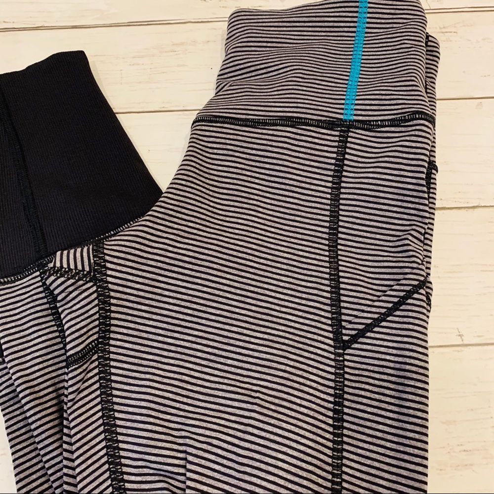 SIZE 4 Lululemon stripe black gray crop has zipper rebel runner - Picture 2 of 6